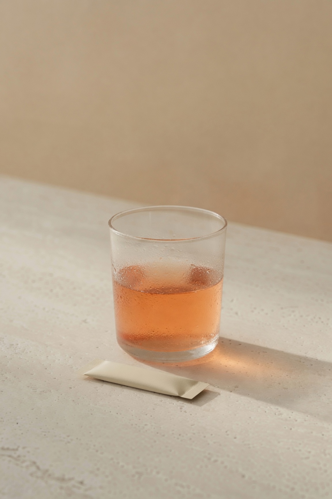 Verre pêche-rosé et stick, lumière de l'après-midi