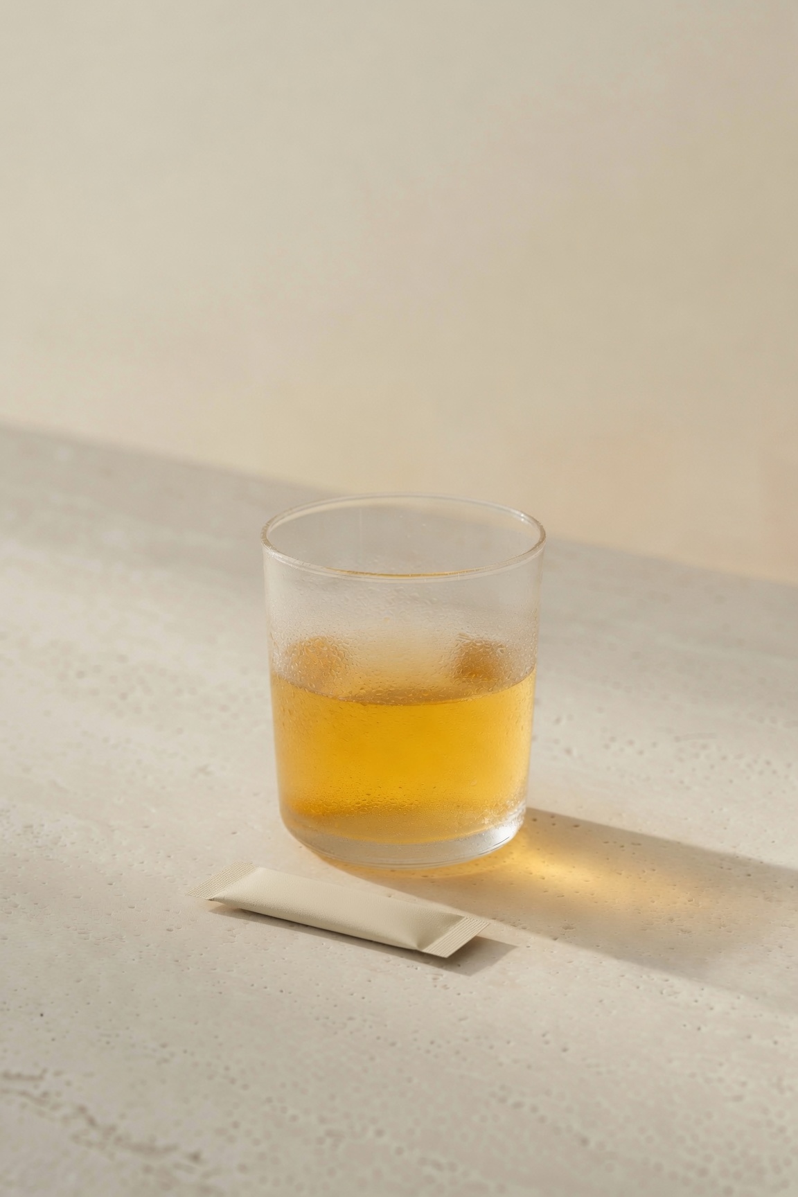 Verre doré et stick, lumière du matin