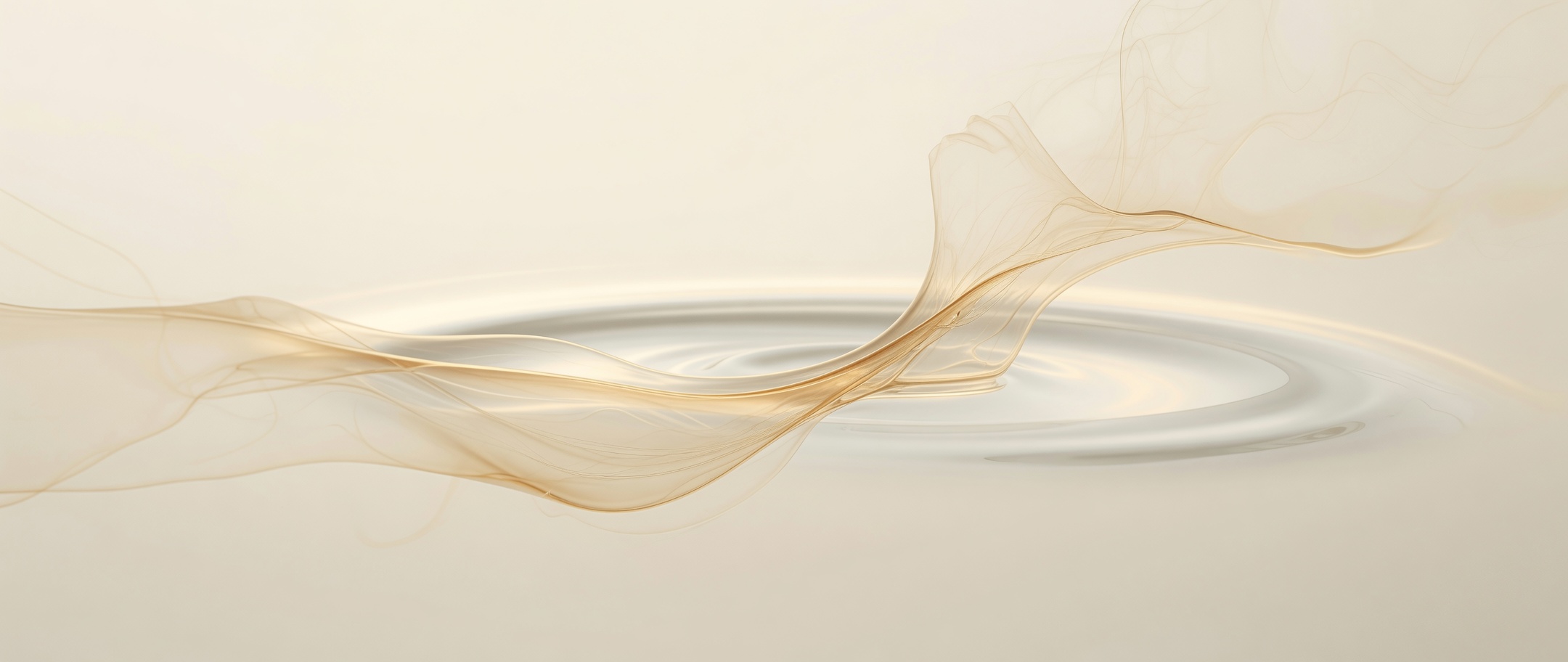 Volute dorée se dissolvant dans une eau calme — abstrait