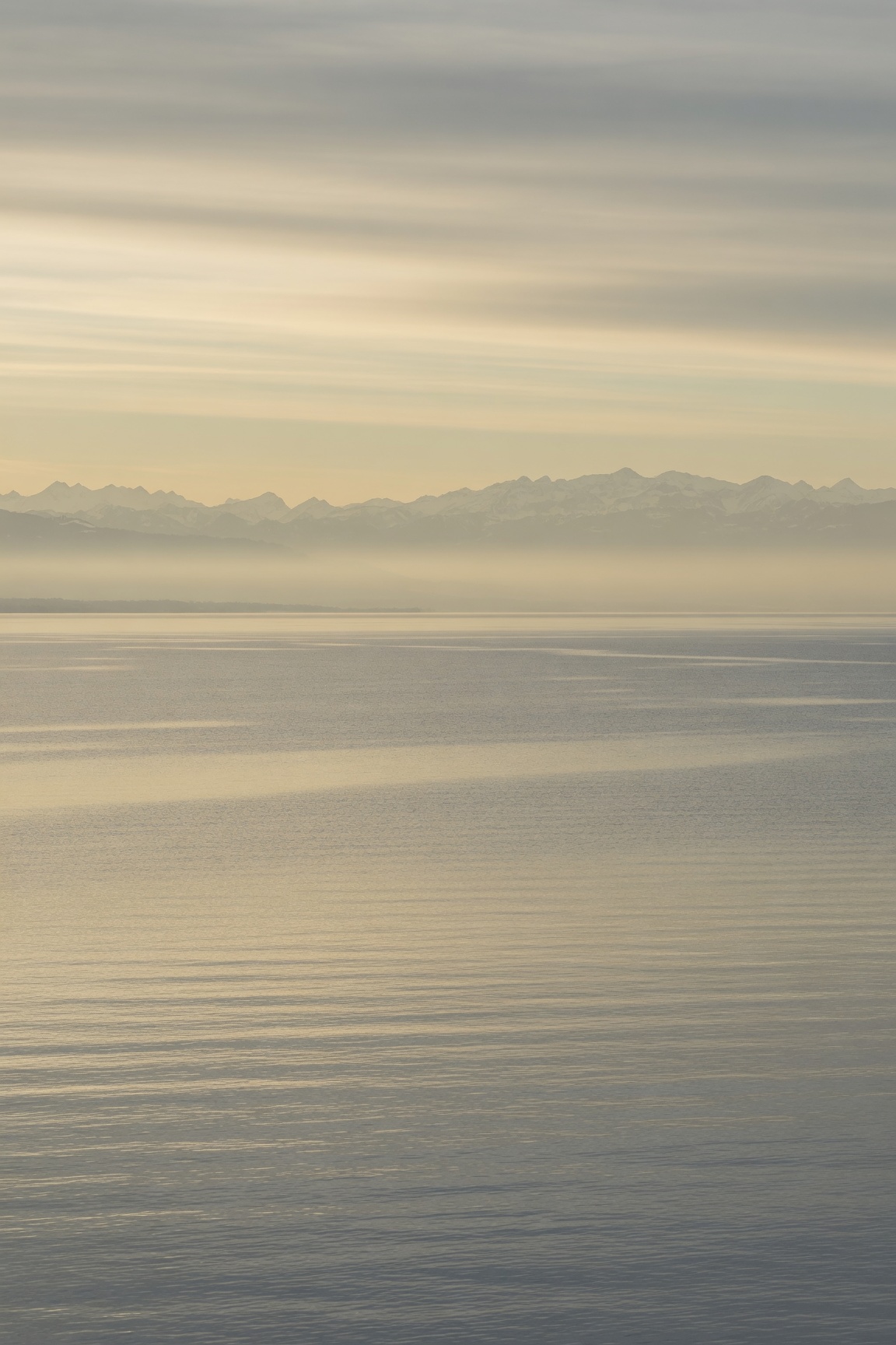 Lac Léman à l'aube, Alpes en silhouette